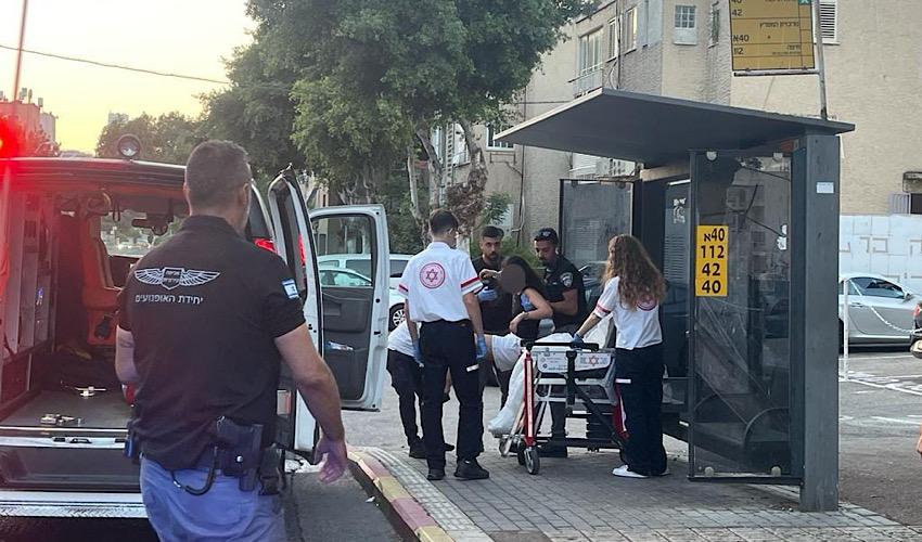 הפקחים וכוחות מד"א מטפלים בנערה שהתמוטטה (צילום: דוברות עיריית חיפה)