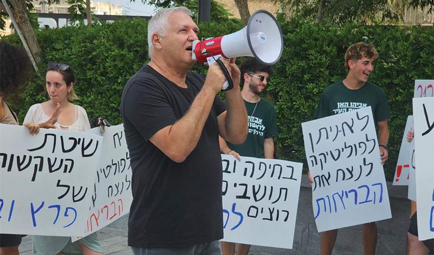 אביהו האן בהפגנה. "נשארנו נאמנים להתחייבויות שלנו לתושבים" (צילום: הירוקים-כחול לבן)