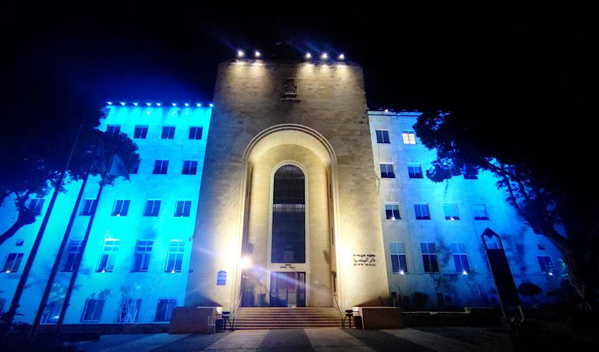 בניין עיריית חיפה מואר בכחול-לבן (צילום: דוברות עיריית חיפה)
