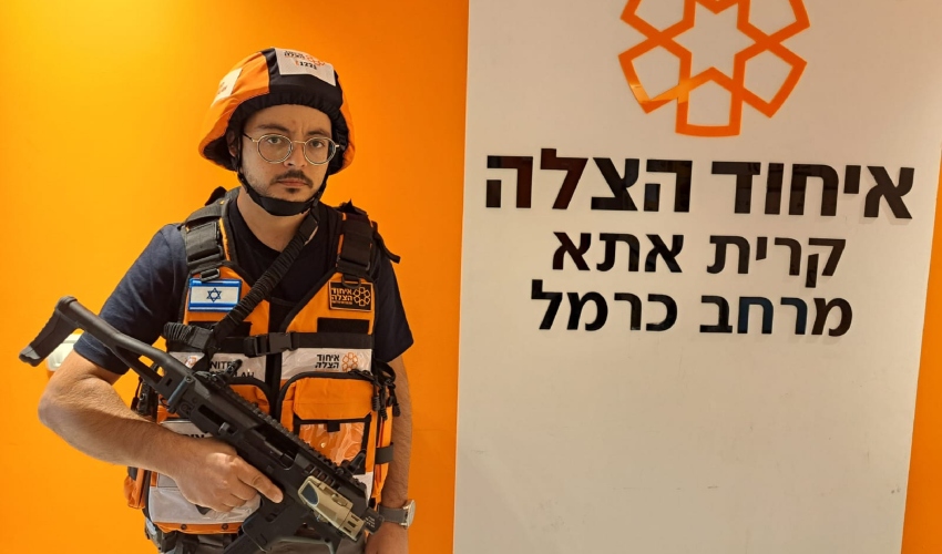 ישראל רביבו בהפוגה בסניף איחוד הצלה (צילום: דוברות איחוד הצלה)