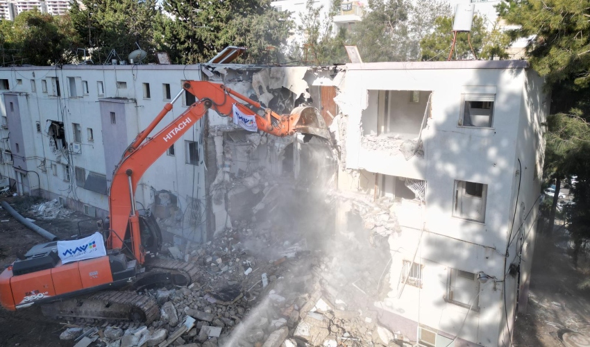 תחת הגבלות פיקוד העורף: הבניין בחביבה רייך 55 נהרס לקראת בנייתו מחדש