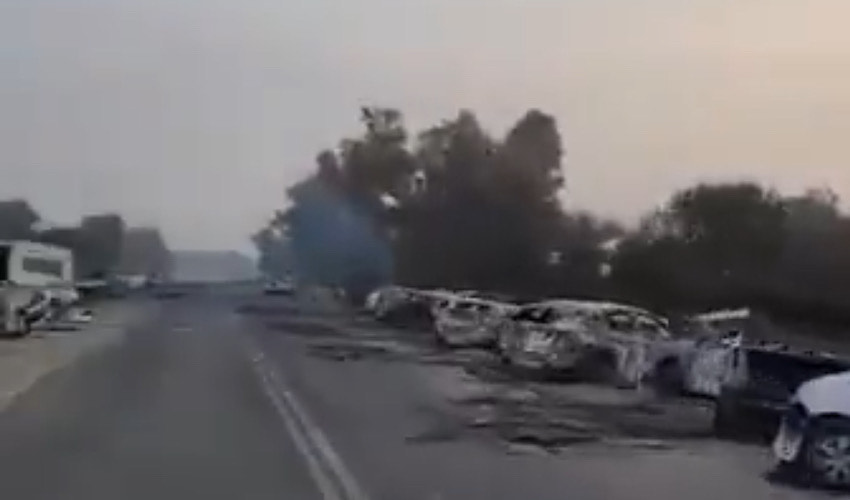 הרכבים השרופים ומנוקבי הקליעים בדרך ממסיבת הטבע (צילום: שימוש לפי סעיף 27 א' לחוק זכויות יוצרים)