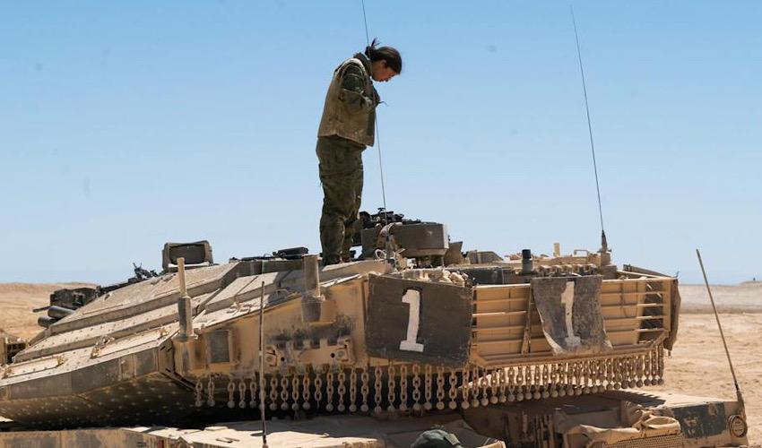 סרן ק' על הטנק (צילום: דובר צה"ל)