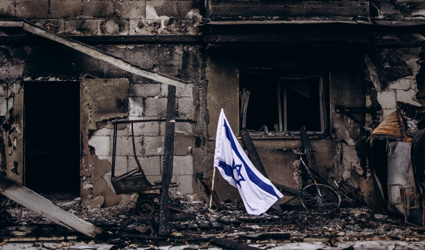 דגל ישראל על רקע מבנה מפוחם (צילום: מיכה בריקמן)