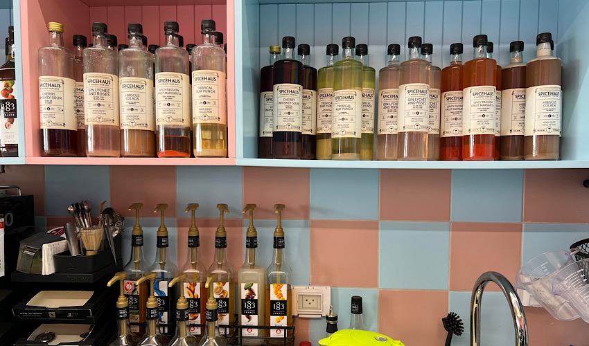 סירופים וקוקטיילים (צילום: חגית הורנשטיין)