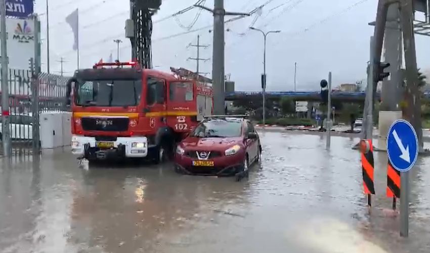 הצפה סמוך למרכזית המפרץ (צילום: דוברות שירותי הכבאות וההצלה)