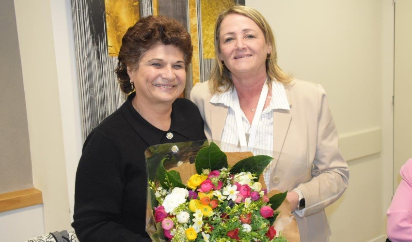 מנהלת הסיעוד של כרמל אהבה טל מעניקה זר פרחים למנהלת הסיעוד החדשה ריקי זטלנד (צילום: אלי דדון)