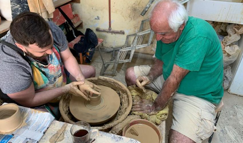 יעקב אייל מלמד קדרות ב"סטודיו של קובי" (צילום: חגית הורנשטיין)
