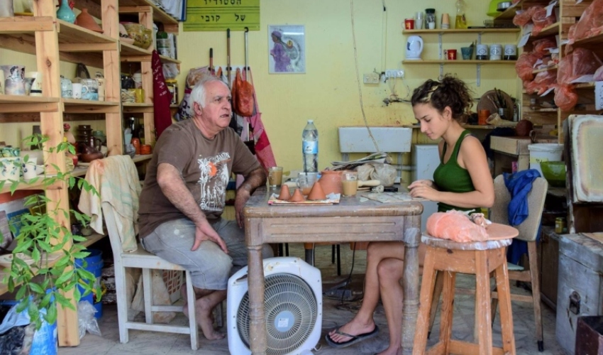 קובי אייל ותלמידה (צילום: עמוד הפייסבוק "הסטודיו של קובי")