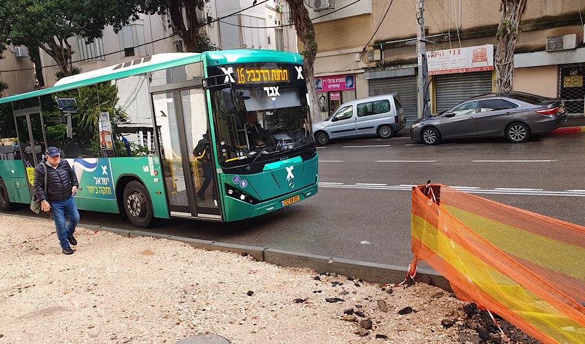 אוטובוס שעוצר בתחנה ברחוב גאולה חוסם את נתיב הנסיעה
