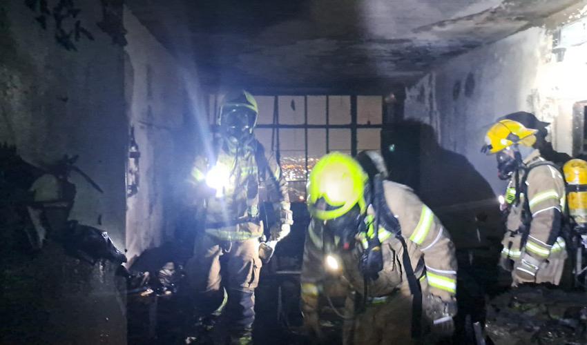 הדירה השרופה ברחוב הגליל (צילום: דוברות שירותי הכבאות וההצלה)
