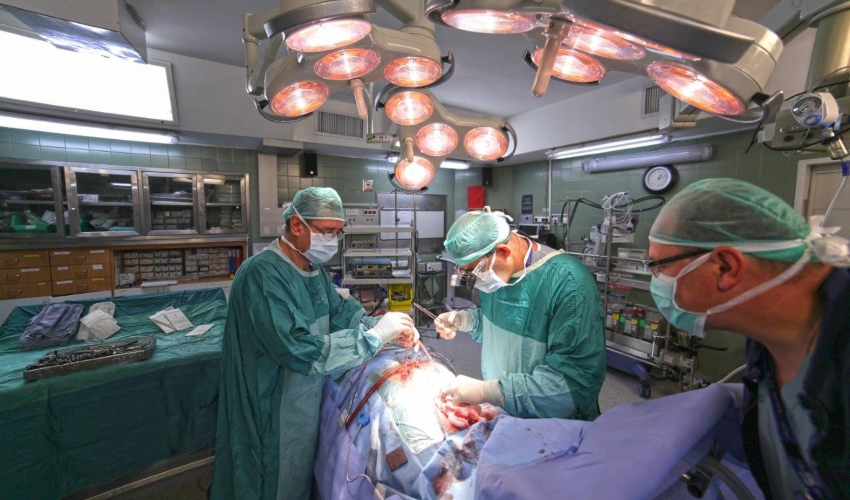 ד"ר שרוני וצוות המחלקה בחדר ניתוח לב (צילום: אלי דדון וירון חזן)