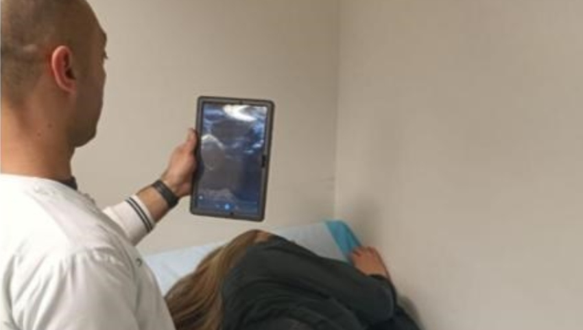 ד"ר דראושה חוסיין במהלך בדיקת אולטרסאטנד עם מכשיר POCUS (צילום: דוברות כללית)