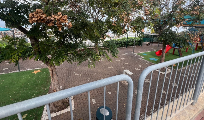 השטח המת בו מבקשים הדיירים להציב מתקני כושר (צילום: איתן מלכה)