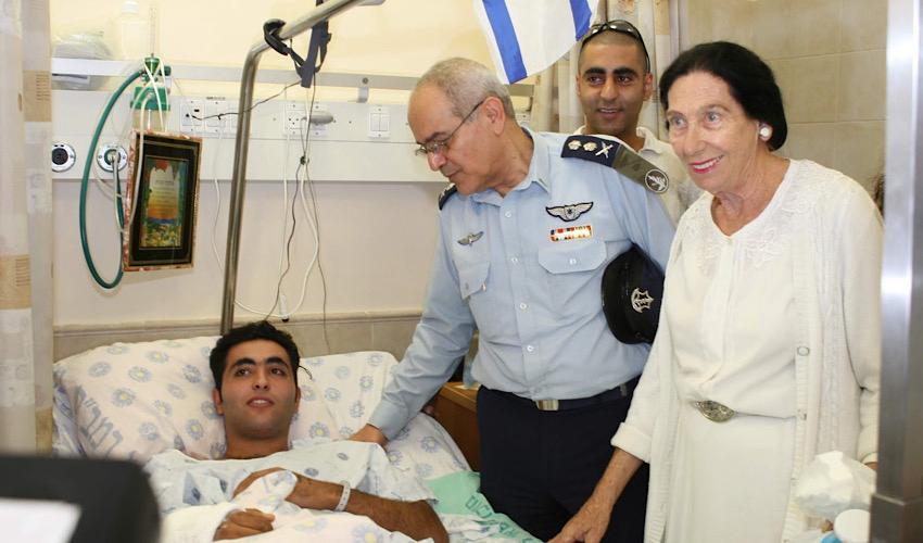 חולדה גורביץ' והרמטכ"ל דן חלוץ מבקרים פצוע בזמן מלחמת לבנון השנייה (צילום: הקריה הרפואית רמב"ם)