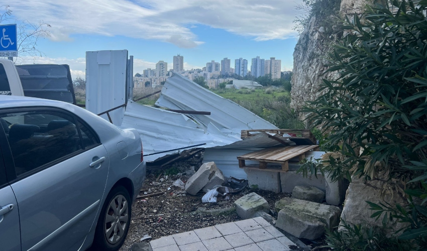 המחסום שאמור היה לחסום את חזירי הבר (צילום: איתן מלכה)