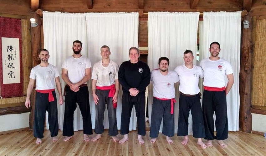 סיפו אודי רענן במרכז עם חלק מתלמידיו הבכירים