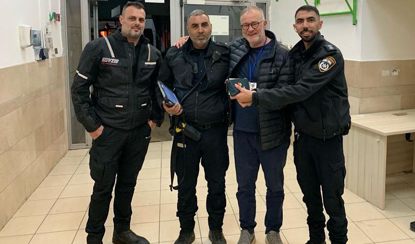הפקח קלוד ג'ובראן וקציני תחנת חיפה משיבים את הקלמר האבוד לבעליו (צילום: דוברות עיריית חיפה)