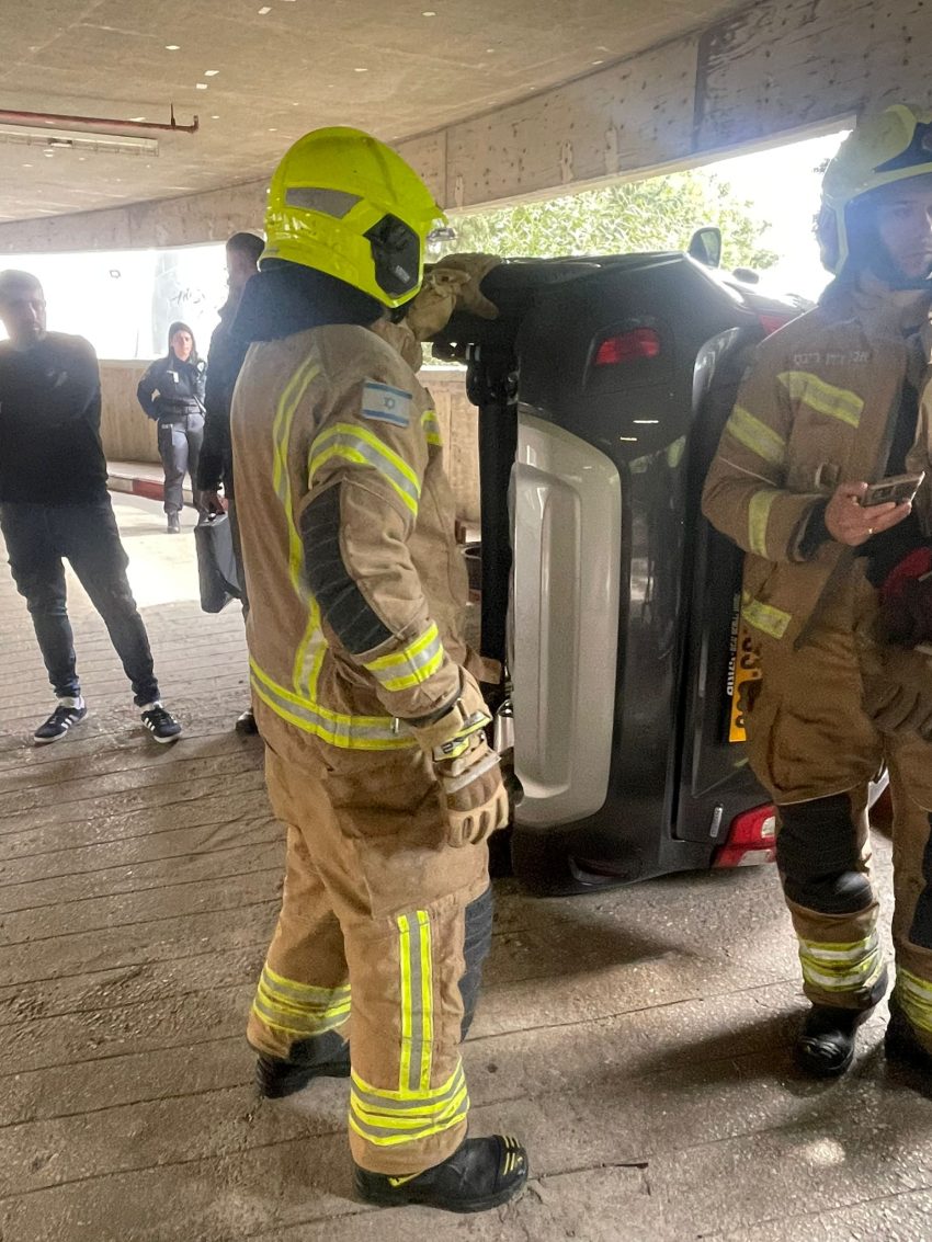 הרכב שהתהפך בחניון של קניון עזריאלי חיפה (צילום: דוברות שירותי הכבאות וההצלה)