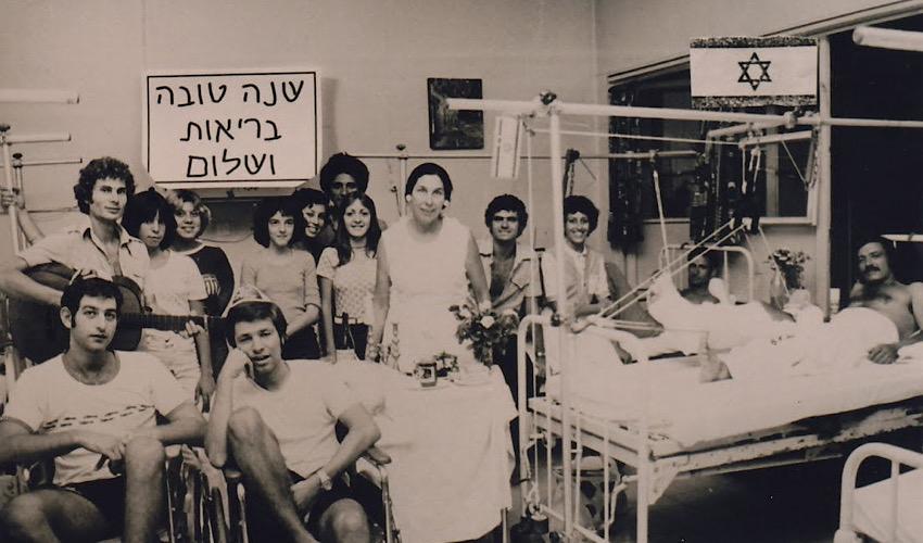 חולדה גורביץ' לצד חיילי צה״ל שנפצעו במלחמת יום הכיפורים (צילום: הקריה הרפואית רמב"ם)