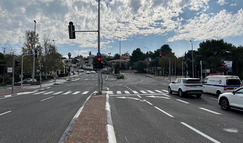 צומת דרך אבא חושי-רמת גולדה. הרמזור שמאלה לעמק השמש (צילום: חגית הורנשטיין)