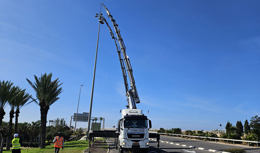 החלפת הפנסים בעמודי הגובה (צילום: דוברות עיריית חיפה)