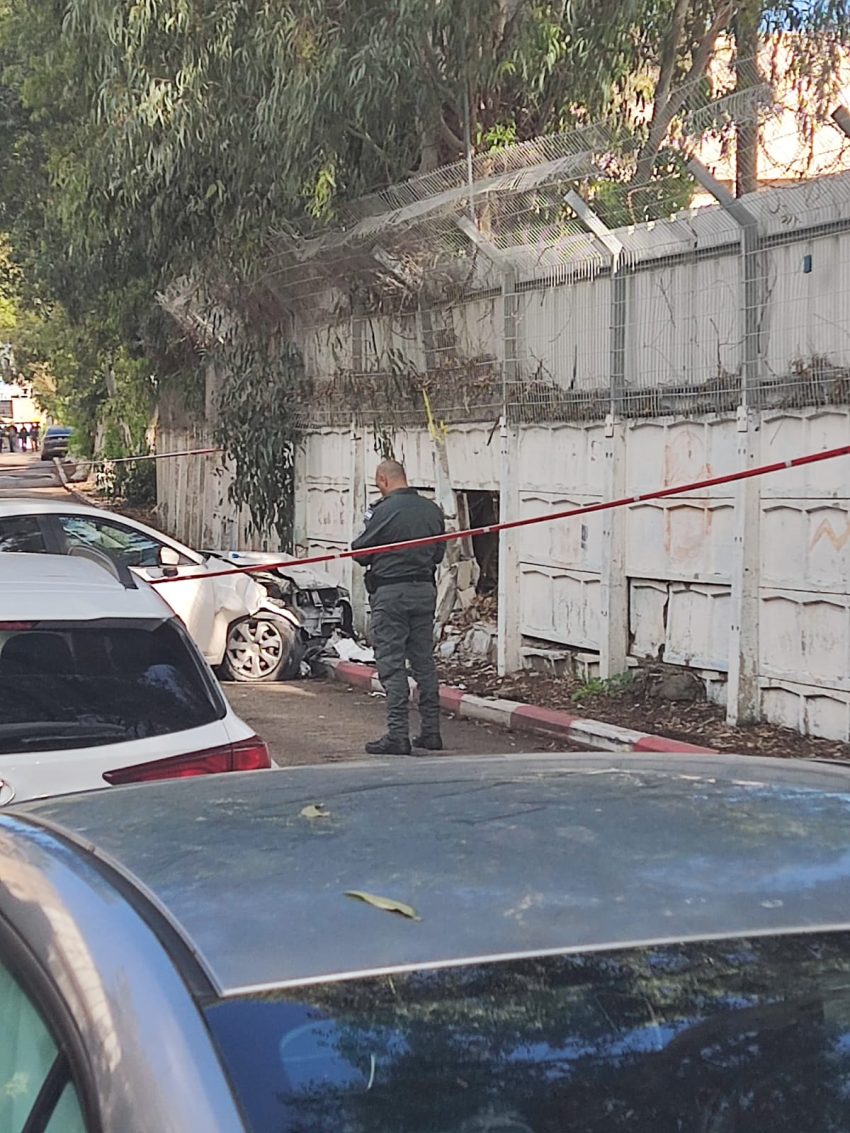 הרכב שהתנגש בחומה (צילום: איחוד הצלה)