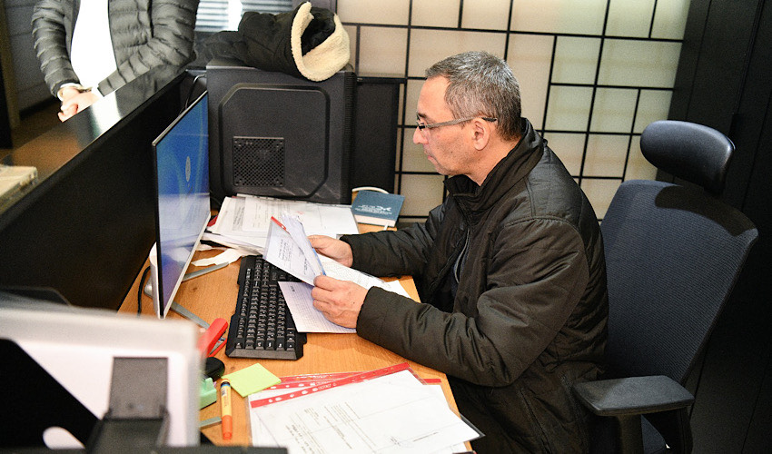 החקירה במשרד הרישוי (צילום: דוברות המשטרה)