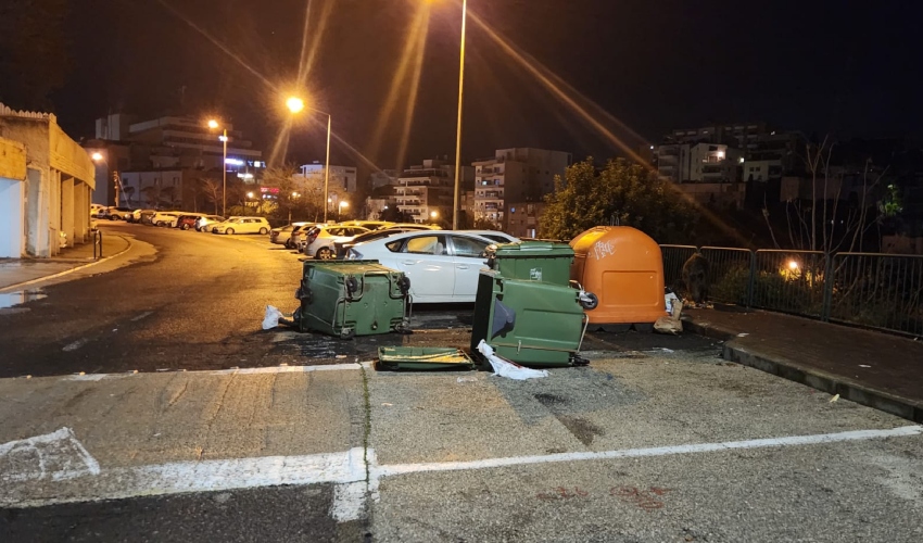 הפחים ההפוכים באמצע הכביש ברחוב הנטקה