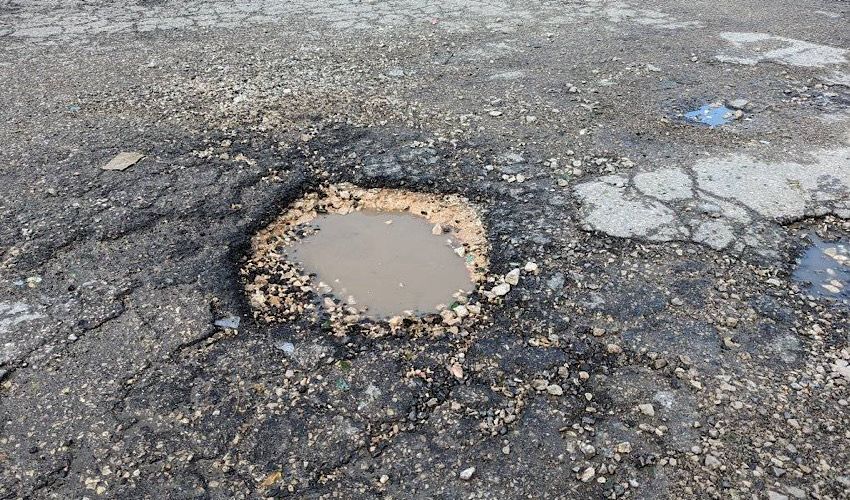 בור בכביש (צילום: שימוש לפי סעיף 27א' לחוק זכויות יוצרים)