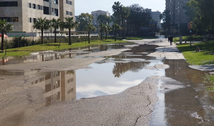 ההצפות בטיילת קרית אליעזר (צילום: בועז כהן)