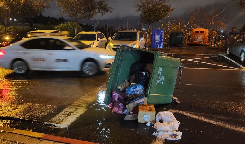 פח הפוך באמצע הכביש ברחוב הנטקה