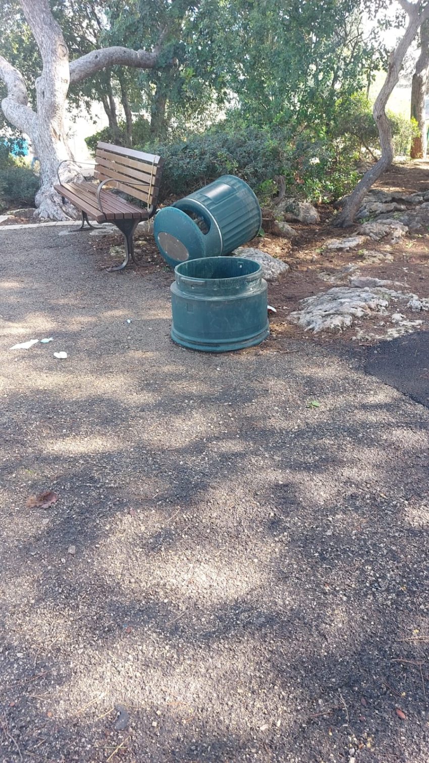 פח הפוך בגן אבשלום בכרמליה (צילום: אורון רוס)