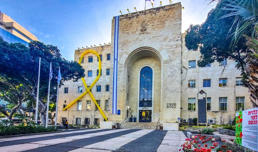 המיצג להחזרת החטופים על בניין העירייה (צילום: ניר בלזיצקי, דוברות עיריית חיפה)