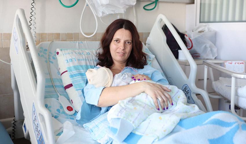 לינה דמיטרייב ובתה שנולדה לפנות בוקר (צילום: הקריה הרפואית רמב"ם)