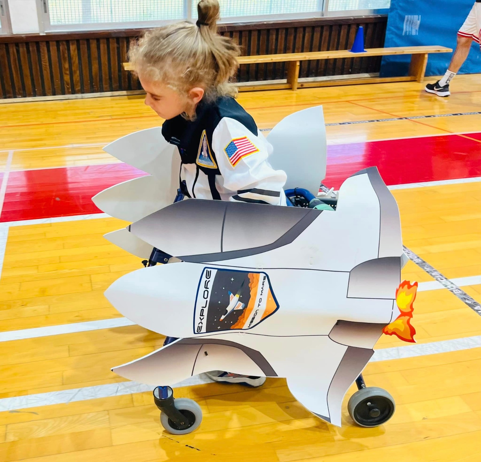 גל ביצ'צ'י מקבוצת הכדורגל בתחפושת מושקעת במיוחד (צילום: אורית דה-קסטרו כהן)