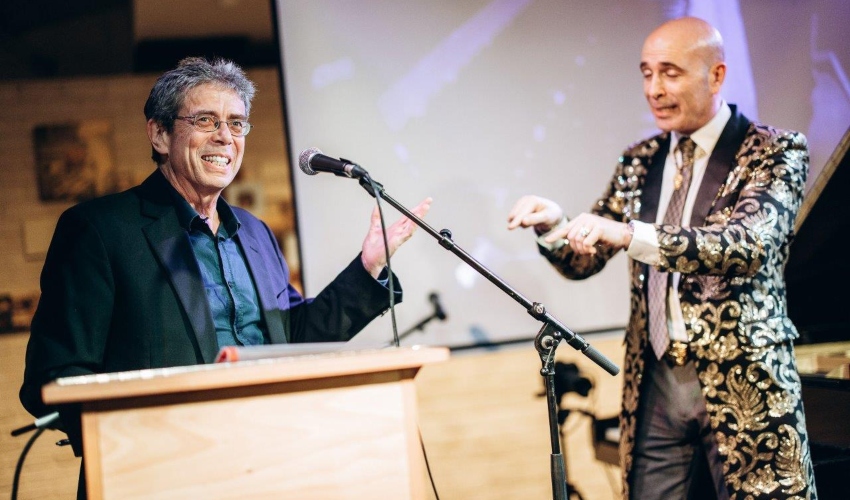 פרופ' גיורא פילר ומנחה הערב המאסטרו גיל שוחט (צילום: מיכה בריקמן)