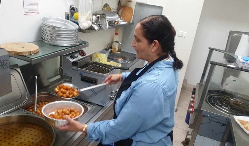 אביר מוחרם במטבח החנות (צילום: בועז כהן)