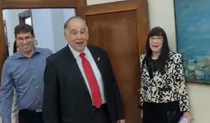 יונה יהב נכנס ללשכת ראש העיר מלווה בפז גלקמן ובברכה סלע (צילום: דורון שפיר)
