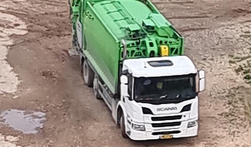 משאית הזבל חונה בשטח בין רמת הנשיא לנוה דוד