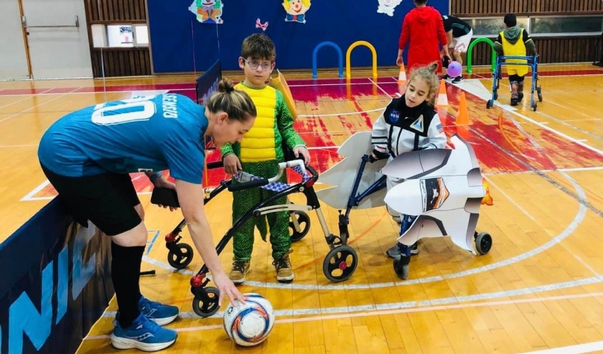 גל ביצ'צ'י ועידו לינקסמן מקבוצת הכדורגל בפעילות פורים (צילום: אורית דה-קסטרו כהן)