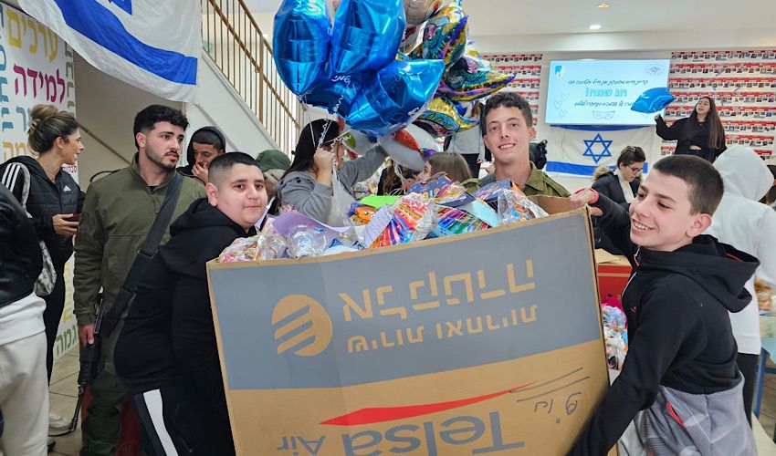 תלמידי קרית חיים וחיילי חטיבה 188 (צילום: עמותת ברק)