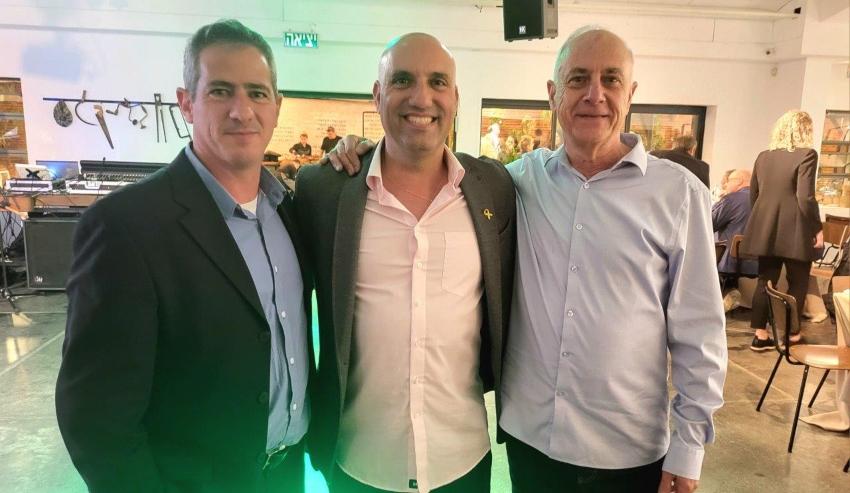 דורי בז'רנו, עו"ד ישראל אסף וחבר העמותה מוטי זייד (צילום: אלי דדון)