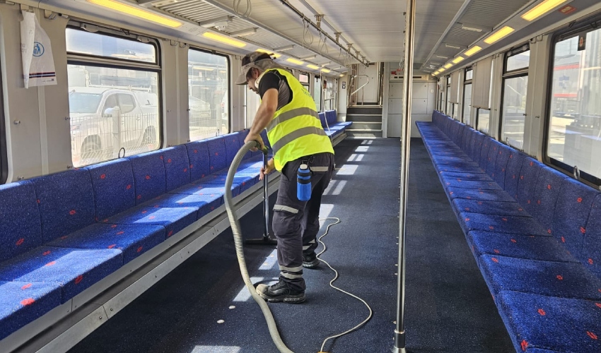 מבצע ניקיונות ברכבות (צילום: רכבת ישראל)