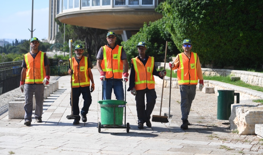 עובדי אגף התברואה בטיילת לואי (צילום: ראובן כהן, דוברות עיריית חיפה)