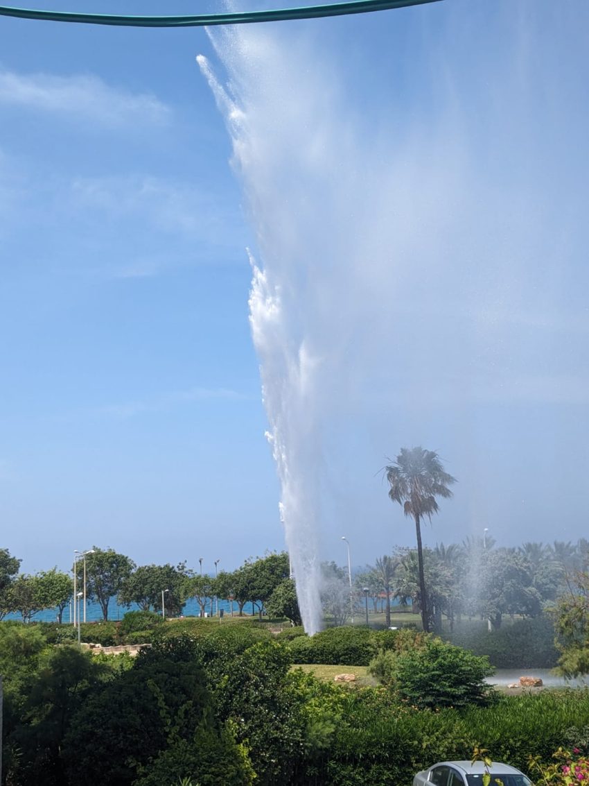 פיצוץ צינור המים בדרך צרפת (צילום: אסף כרסנטי)