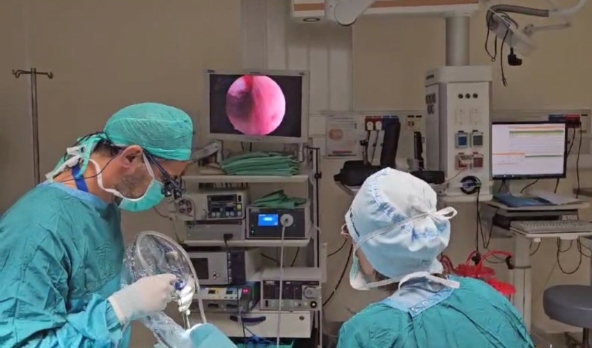 ד"ר ינון שפירא מבצע ניתוח בעין בחדר הניתוח בלין (צילום: דוברות כללית)