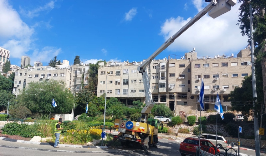 הכיכר ברחוב הפועל בעת החלפת הנורה (צילום: אורון רוס)