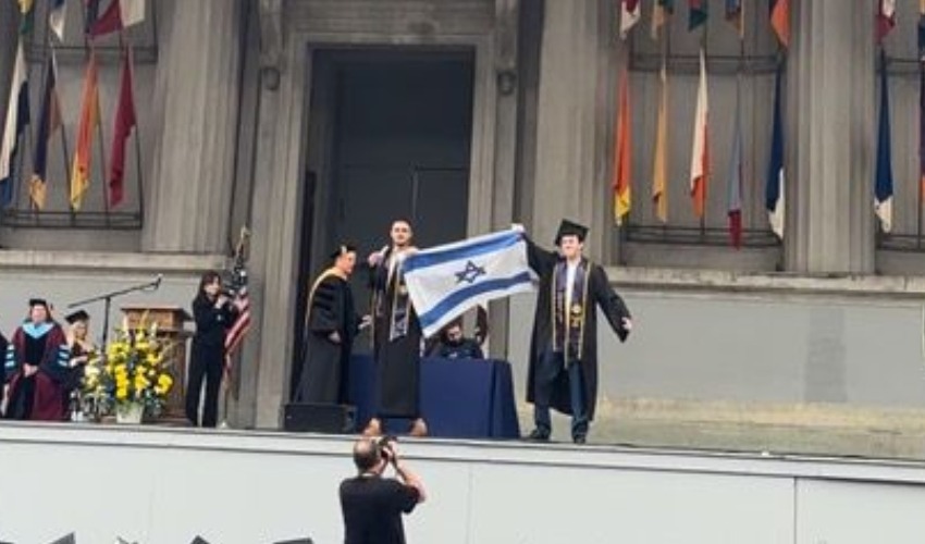 אור המאירי וחבר מניפים את דגל ישראל בטקס סיום התואר הראשון בברקלי