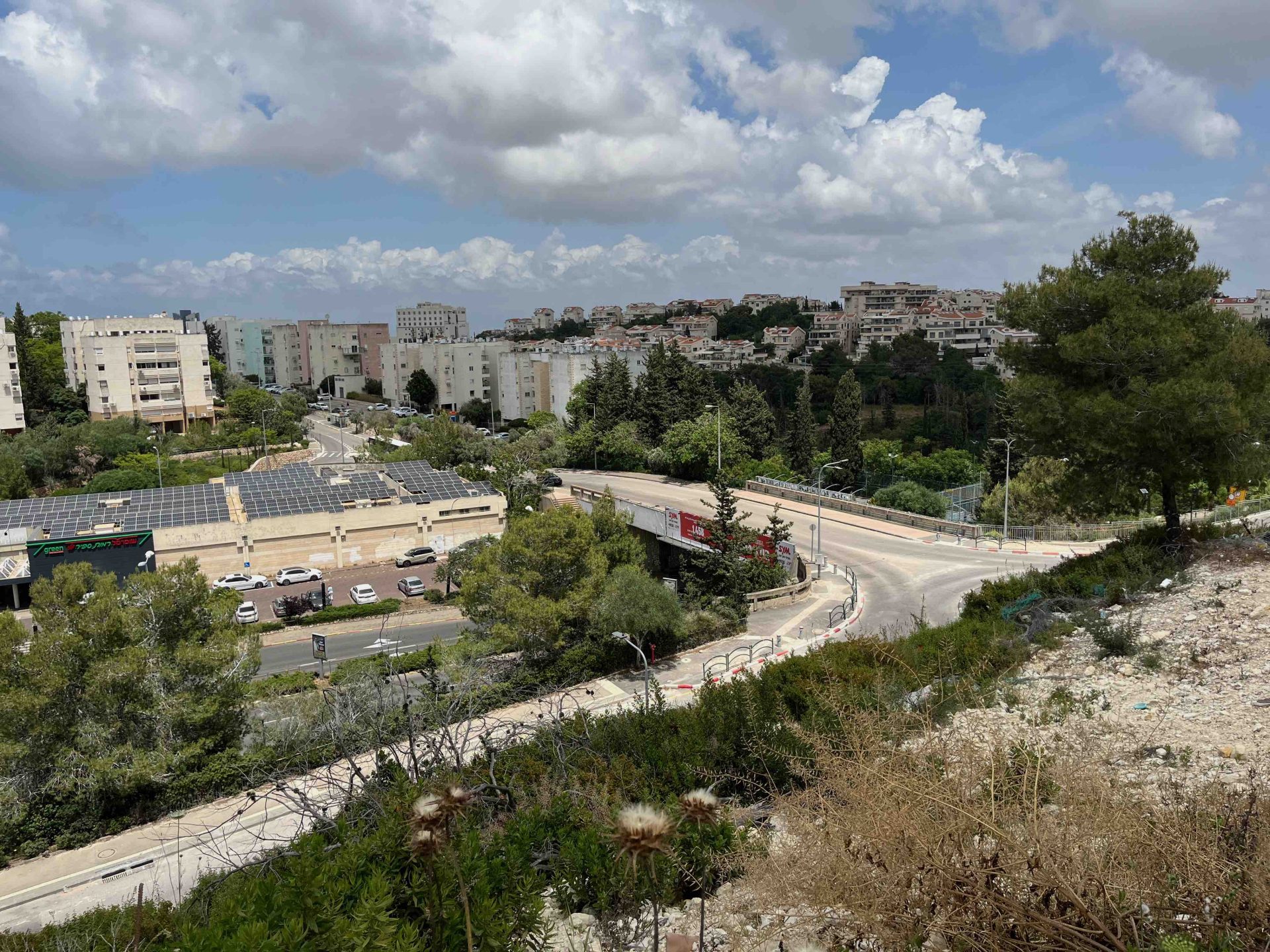 שכונת רמות ספיר הנשקפת מגבעת זמר (צילום: נמרוד אשכנזי)